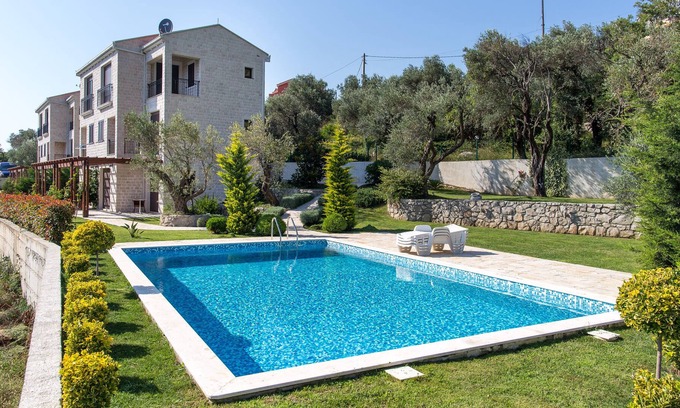 Rezevici House | Townhouse Virginia with big yard and pool in a quiet place