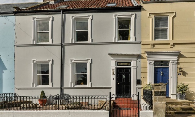 West Cliff House | Townhouse Whitby, Sleeps 12, close beach/town, Parking. 4 baths, SkySports