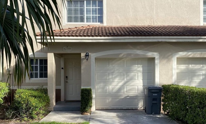 Jog Road House | Townhouse with Grill near Delray Beach