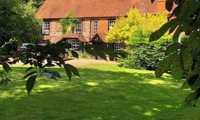Streatley House | TOWNSEND FARMHOUSE BEAUTIFUL RIVERSIDE VILLAGE….WITH HOT TUB.