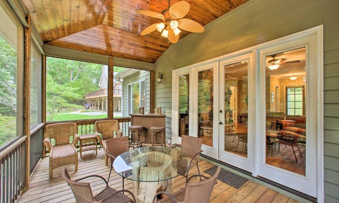 Townville House | Townville Lakefront Cottage with Private Dock!