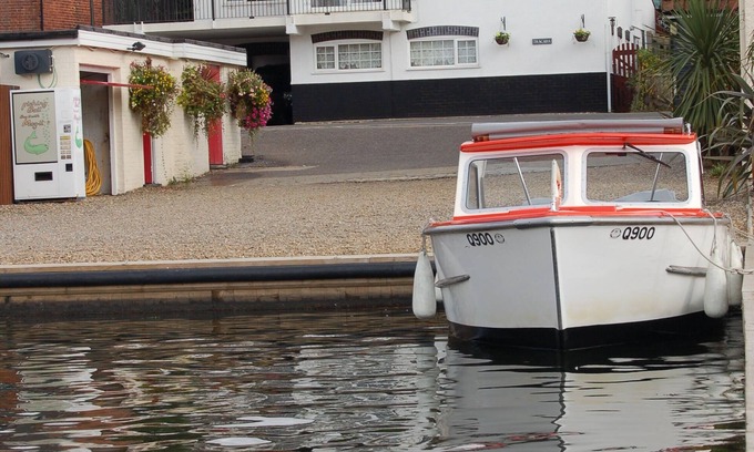 Irstead House | Tracara in Horning, riverside location sleeps 8. Family & Pet friendly.