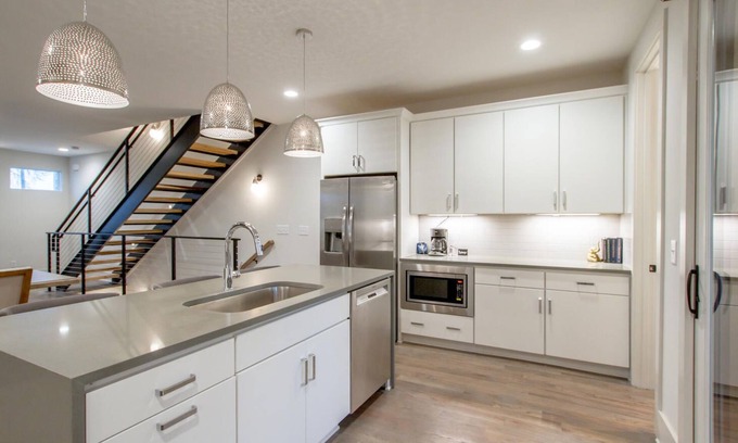 Historic Waverly House | Trad - Top Floor Balcony - Walk To Gulch