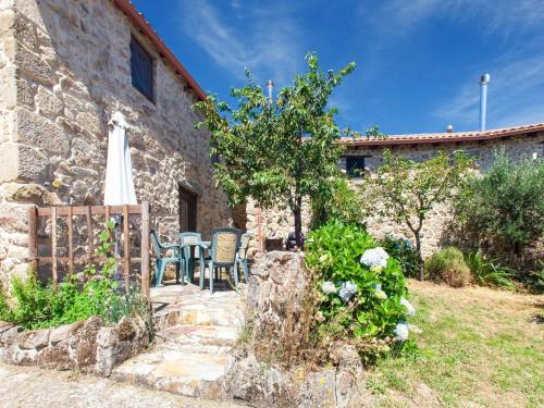 Panton House | Traditional Apartment in Ribeira Sacra with Garden