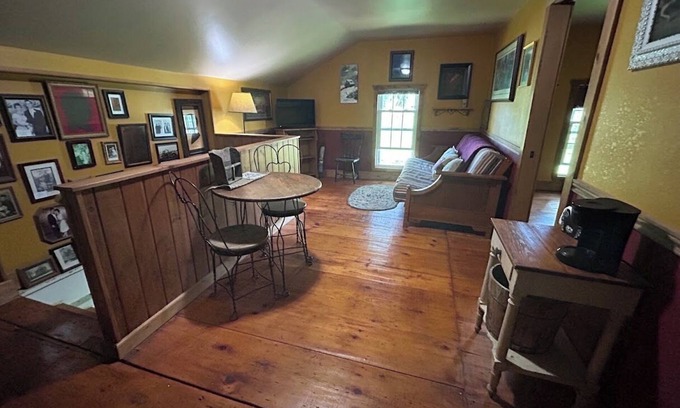 Farmersville Station Bed & Breakfast | Traditional bed & breakfast - Hunter Hill Farm - One Bedroom Private Bathroom