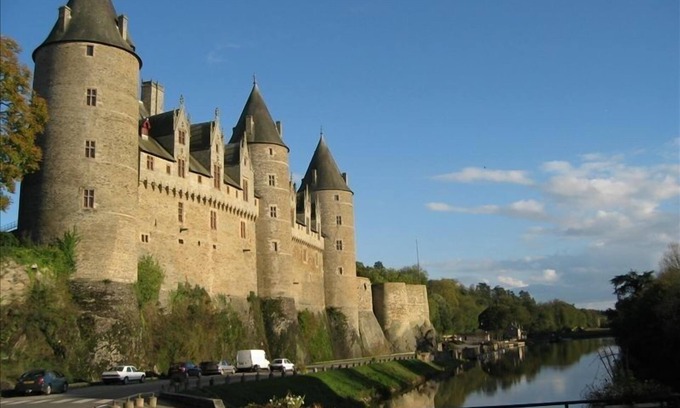 Guegon Cottage | Traditional Breton Longère Near Historic Josselin