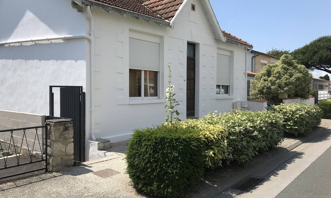 Quartier du Stade House | Traditional Chatelaillonnaise house, 2 bedrooms, large garden, 10 min walk to the beach