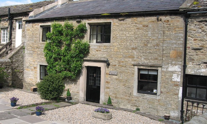 Newbiggin-in-Bishopdale Cottage | Traditional Dales Cottage with stunning views,