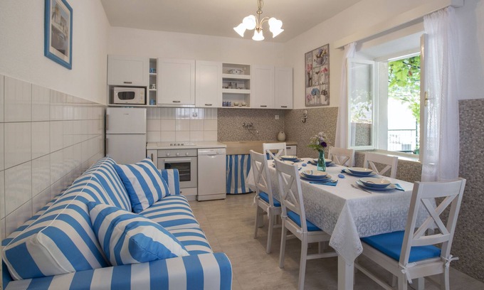 Postira Villa | Traditional detached stone villa 4*, with NEW OUTSIDE JACUZZI, near the beach