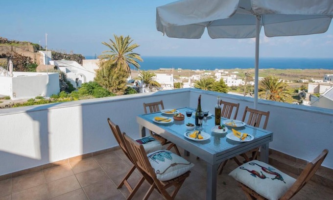 Kamari House | Traditional Greek house in a small village