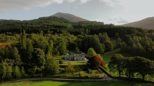 Foss Villa | Traditional Highland lodge restored in the spirit of rural living, set in a wild landscape - NATURE ADVENTURE NURTURE