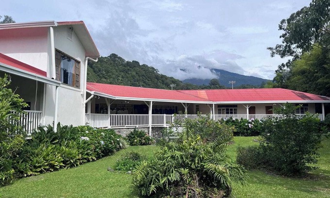 Los Naranjos House | Traditional Home with Gardens by Caldera River Close to Town