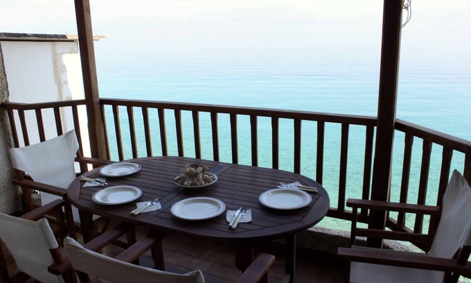 Evrostina Apartment | Traditional house by the sea