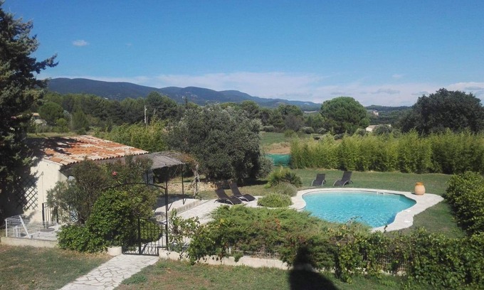 Puyvert House | Traditional house opposite the Chateau de Lourmarin