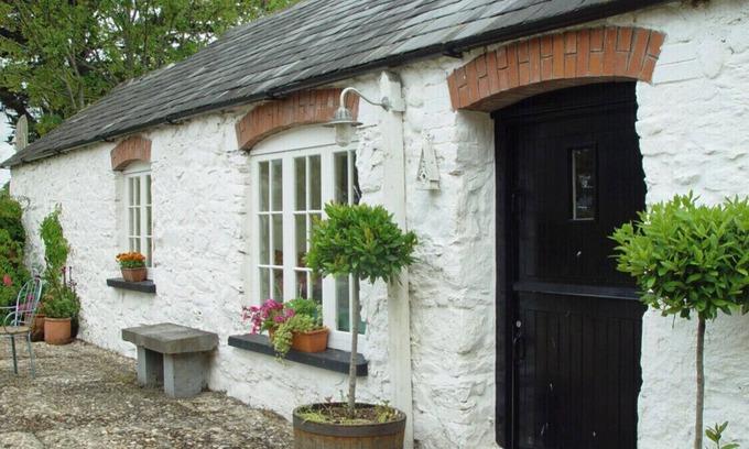 Adare Cottage | Traditional Irish Stone Barn Cottage in Beautiful and Tranquil Countryside