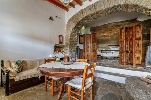 Andros Town Apartment | Traditional Olive Guesthouse