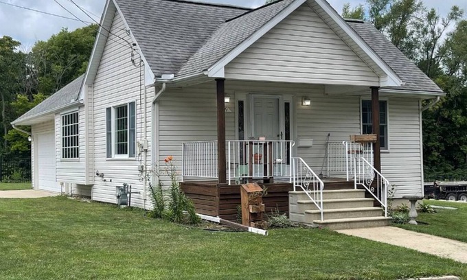 Bloomington House | Traditional Single Family Home w/Attached Garage