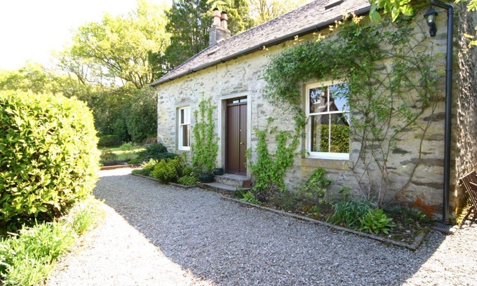 Cairndow Cottage | Traditional Springburn cottage, Loch Fyne 50m, sleeps 5