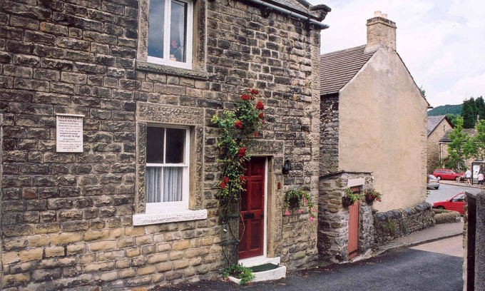 Eyam Cottage | Traditional Stone Cottage With Garden, Parking & WiFi