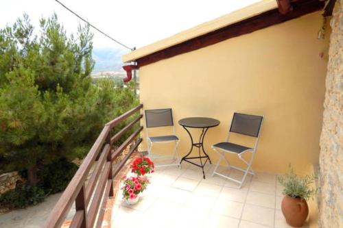 Apostoli House | Traditional stone house camari