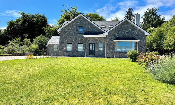 Moycullen House | Traditional style home With 'lake View' 10/15 Minutes From Galway City
