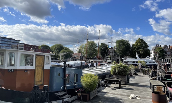 Haarlemmerbuurt Boat Rental | Traditional Stylish Houseboat, Own Entrance, With Bikes.