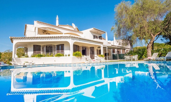 Quarteira Villa | TRADITIONAL VILLA CLOSE TO GOLF COURSES, PRIVATE POOL, A/C, WIFI