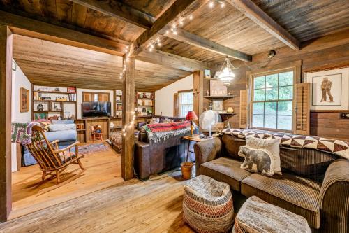 Franklin House | Trail Access and Tranquil Setting Franklin Retreat!