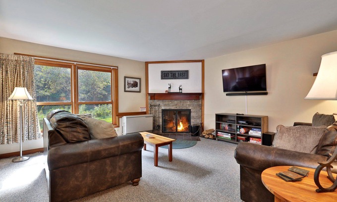 Central Vermont- Killington Condo | Trail Creek Killington Condos #18: Ski Home Trail. Bus. Hot Tub. Pool.