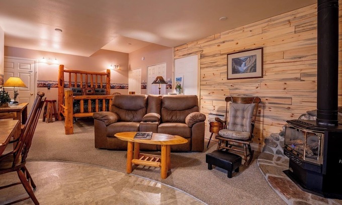 Cody Apartment | Trail's End- couples retreat close to downtown