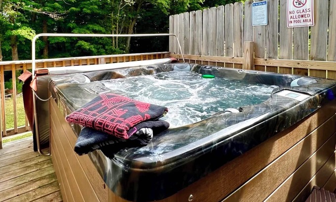 Wakefield House | Trailside #1 Summer fun~ AC, HotTub, ATV, hiking, waterfalls, fishing, boat