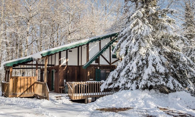 Bessemer House | Trailside Home on Alpen Trail with Hot Tub & Allows Dogs
