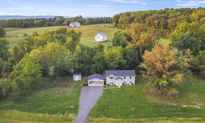 Hamilton House | Trailside Retreat in breathtaking Western Loudoun