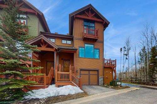 Bear Crossing House | Trailside Tranquility