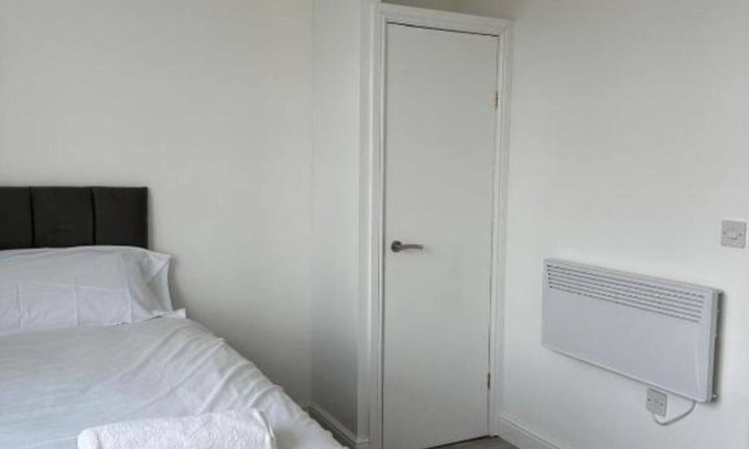 Scunthorpe Apartment | Train Station Aparthotel - Free Wifi, Free Parking Deluxe Double Studio