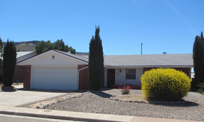 Alamogordo House | Training at Holloman or White Sands? looking for a Short Term Furnished Rental?