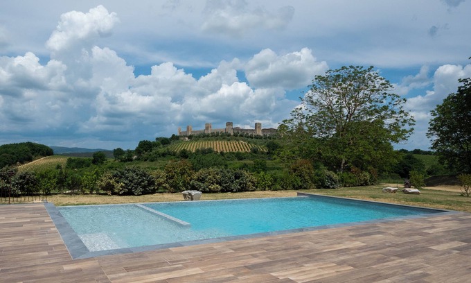 Monteriggioni Apartment | Tramonto Apartment Shared Pool