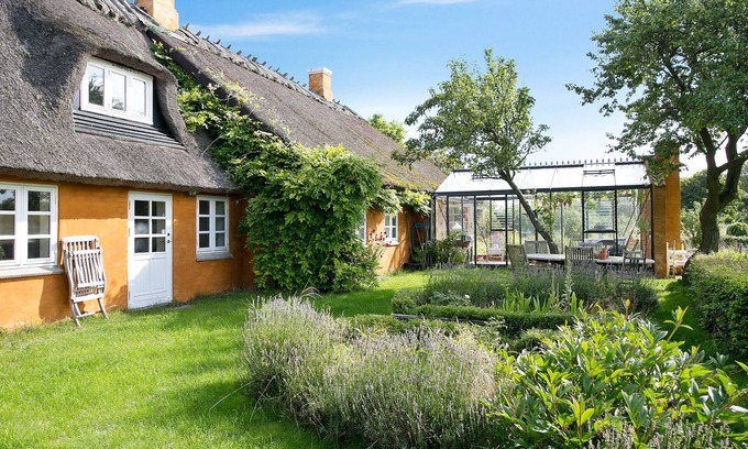 Borre House | Tranehuset - holiday cottage with direct access to the beach - Møns Klint