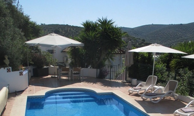 Villanueva de Algaidas Apartment | Tranquil One Bedroom Casita with Beautiful Pool, Air-Con and WiFi