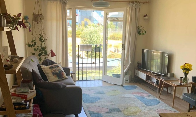 Hackney Wick Apartment | Tranquil 1 Bedroom Apartment with River View