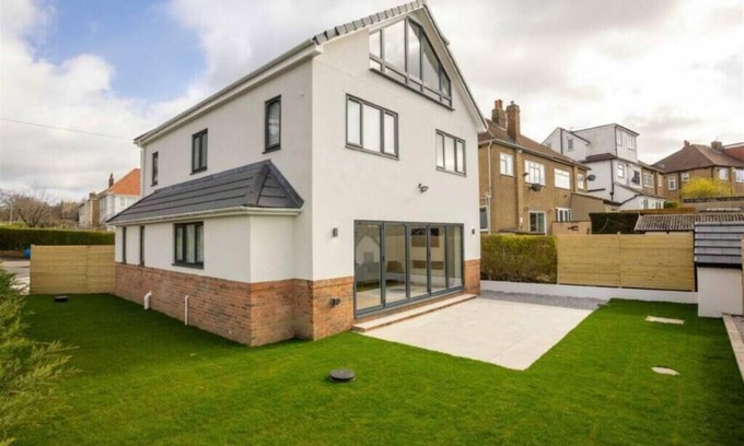 Meanwood House | "Tranquil 2-Bed Retreat: Office, Garden Oasis, & Fireplace Bliss!"n