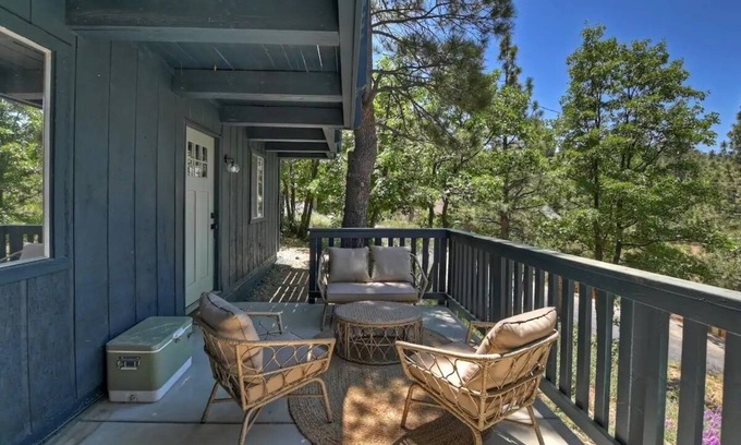 Upper Moonridge House | Tranquil 2-bedroom house with Peakaboo views of lake and slope in Big Bear