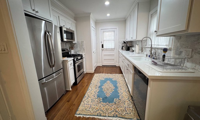 Greenway Plaza-Upper Kirby House | Tranquil 2-bedroom house in vibrant Houston with WiFi, AC
