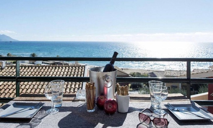 Glyfada Villa | Tranquil 2-bedrooms -2 barhrooms 1 living room with sea view ! Enjoy your stay!