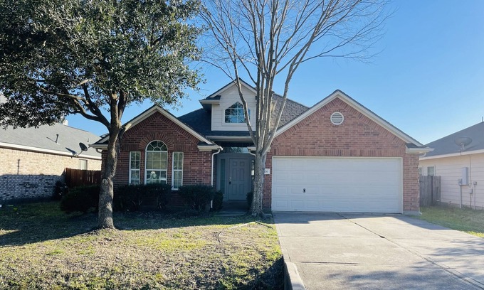 Porter House | Tranquil 3-bedroom house with AC in charming Porter - IAH