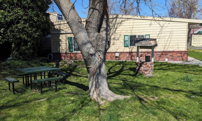 Weed House | Tranquil 4-bedroom house with AC in charming Weed