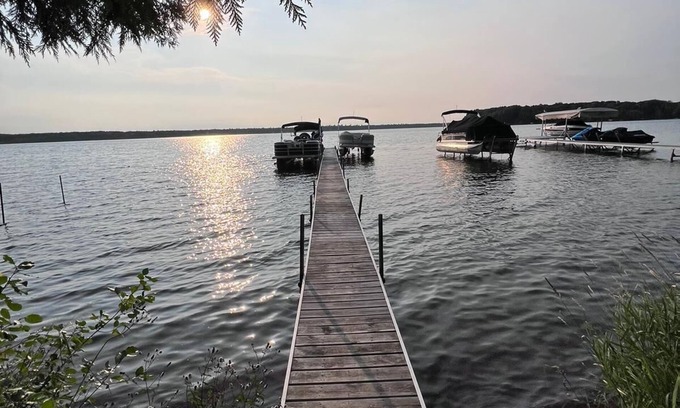 Grawn House | 🏡 Tranquil 5-BR Lake House | Near Duck Lake & TC ➠7570!
