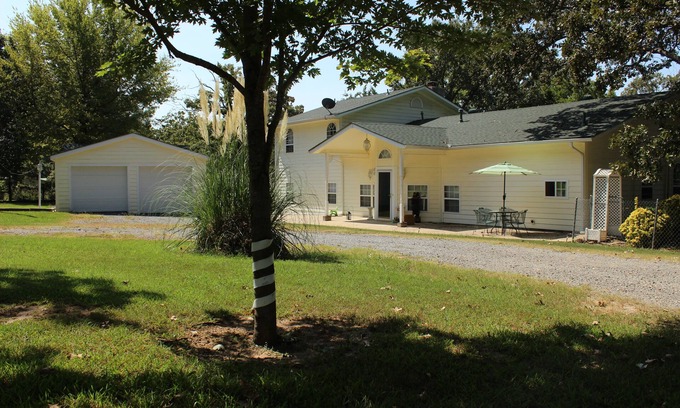 Pettit House | Tranquil Bay House on Lake Tenkiller near Tahlequah