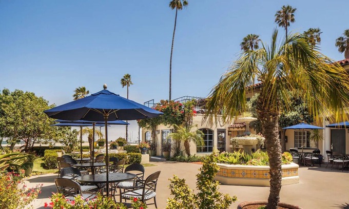 West Beach House | Tranquil Beach Retreat: Boutique Stay with Spectacular Views & Beach Access