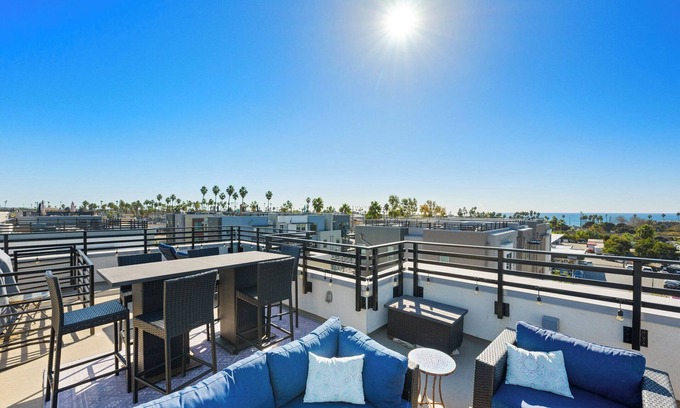 South Oceanside House | Tranquil Beach Townhome in Oceanside